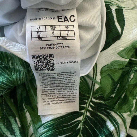 Guess Off the Shoulder Romper leaf print design - Picture 7 of 8